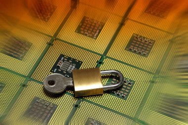 Cpu bilgisayar işlemcisi üzerinde asma kilit. Veri güvenlik kavramı.