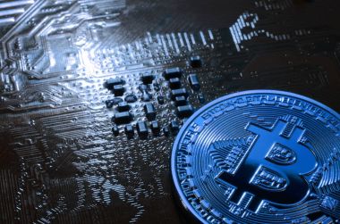 Bilgisayar anakart üzerinde beden bitcoin. Kavram işletme resmi. arka plan.