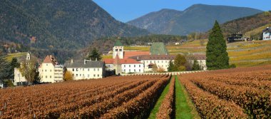 1 Kasım 2017: Novacella (Augustiner-Chorherrenstift Neustift Almanca), Varna'nın hemen yakınında bir Bressanone, (Bolzano) belediyesinde Augustinerinnen abbey. Norther İtalya en prestijli Manastırlar biridir.. 