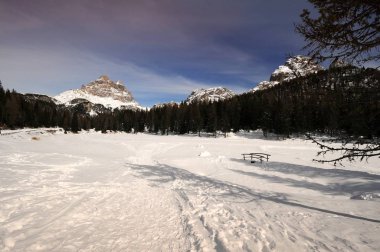Güzel manzarasına Tre cime di Lavaredo Antorno Gölü Dolomites içinde. Kış sezonu Veneto, İtalya.