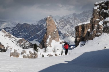 Dolomites'in grubunda Cinque Torri yakınındaki kayakçı. Cortina d'Ampezzo, Veneto. İtalya