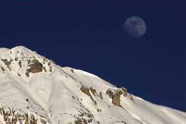 Dolomites dağlarda moon ile mavi gökyüzü. Val Badia, İtalya