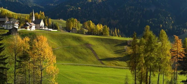 Spettacolare Valle Dolomitica Funes Con Caratteristica Chiesa Santa Magdalena Alto — Foto Stock