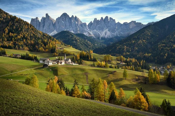 Funes Valley Santa Magdalena Village Nelle Dolomiti Italia Vista Autunnale — Foto Stock