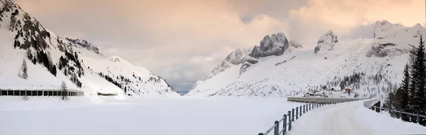 Zimní Krajina Zamrzlé Jezero Fedaia Poblíž Skupiny Pohoří Dolomity Marmolada — Stock fotografie