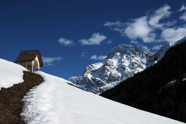 Talyan Dolomites Sasso Della Croce Grup Arka Planda Küçük Kilisede — Stok fotoğraf