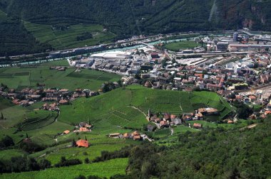Bolzano şehir, Kuzey İtalya yakınındaki üzüm bağları güzel havadan görünümü