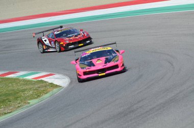 Mugello, İtalya - 23 Mart 2018: Corinna Gostner sürücü Ferrari 488 Challenge yuvarlak # 1 İtalya devre Mugello Ferrari Challenge Alıştırma oturumu sırasında.