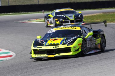 Mugello, İtalya - 23 Mart 2018: Erich Prinoth sürücü Ferrari 488 Challenge yuvarlak # 1 İtalya devre Mugello Ferrari Challenge Alıştırma oturumu sırasında.