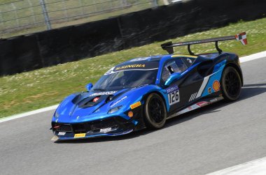 Mugello, İtalya - 23 Mart 2018: Henrik Kamstrup sürücü Ferrari 488 Challenge yuvarlak # 1 İtalya devre Mugello Ferrari Challenge Alıştırma oturumu sırasında.
