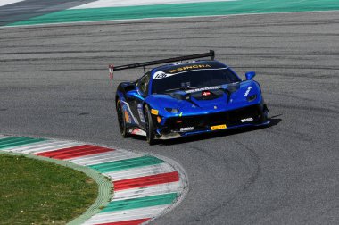 Mugello, İtalya - 23 Mart 2018: Henrik Kamstrup sürücü Ferrari 488 Challenge yuvarlak # 1 İtalya devre Mugello Ferrari Challenge Alıştırma oturumu sırasında.