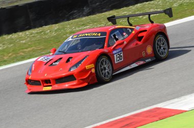 Mugello, İtalya - 23 Mart 2018: Nussbaumer Alexander sürücü Ferrari 488 Challenge yuvarlak # 1 İtalya devre Mugello Ferrari Challenge Alıştırma oturumu sırasında.