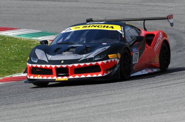 Mugello, İtalya - 23 Mart 2018: F. Scheltema sürücü Ferrari 488 Challenge yuvarlak # 1 İtalya devre Mugello Ferrari Challenge Alıştırma oturumu sırasında.