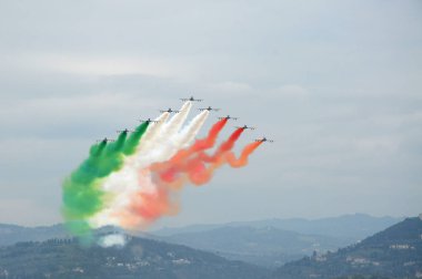 Florence, İtalya - Mart, 28 2018: Pan Frecce Tricolori, Airshow. Frecce Tricolori 95 doğum günü Floransa'da İtalyan hava kuvvetleri için Floransa gökyüzünde. Takım Aermacchi Mb-339-A/Pan uçar.