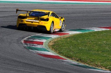 Mugello, İtalya - 23 Mart 2018: Danis Jan yuvarlak # 1 İtalya devre Mugello Ferrari Challenge Alıştırma oturumu sırasında Ferrari 488 Challenge sürücü.