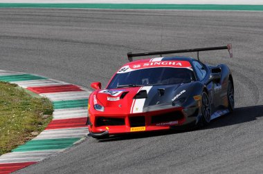 Mugello, İtalya - 23 Mart 2018: Grossmann Bjorn sürücü Ferrari 488 Challenge yuvarlak # 1 İtalya devre Mugello Ferrari Challenge Alıştırma oturumu sırasında.