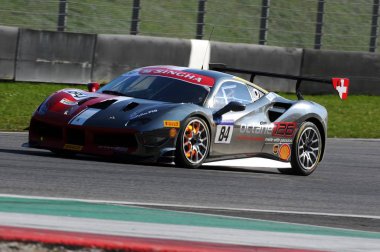 Mugello, İtalya - 23 Mart 2018: Grossmann Bjorn sürücü Ferrari 488 Challenge yuvarlak # 1 İtalya devre Mugello Ferrari Challenge Alıştırma oturumu sırasında.