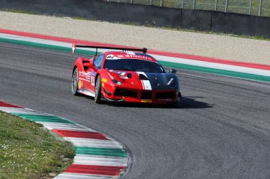 Mugello, İtalya - 23 Mart 2018: Grossmann Bjorn sürücü Ferrari 488 Challenge yuvarlak # 1 İtalya devre Mugello Ferrari Challenge Alıştırma oturumu sırasında.