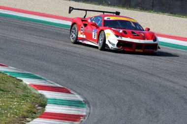 Mugello, İtalya - 23 Mart 2018: Wohlwend Fabienne sürücü Ferrari 488 Challenge yuvarlak # 1 İtalya devre Mugello Ferrari Challenge Alıştırma oturumu sırasında.