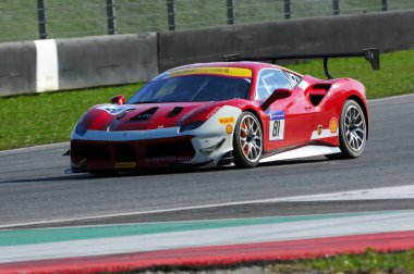 Mugello, İtalya - 23 Mart 2018: Wohlwend Fabienne sürücü Ferrari 488 Challenge yuvarlak # 1 İtalya devre Mugello Ferrari Challenge Alıştırma oturumu sırasında.
