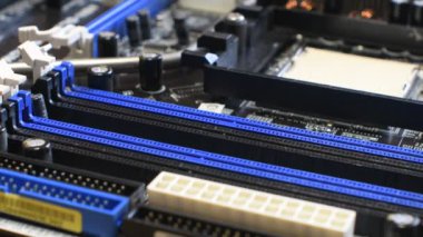 Teknisyen anakart Soket üzerinde bir Ram modülü takın. 4k, Ultra Hd, Hd video