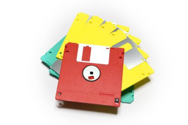 eski bilgisayar disketleri izole beyaz arka plan üzerinde renkli