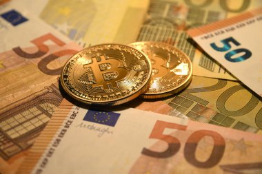 Euro banknot ile altın beden bitcoin. Bitcoin cryptocurrency.