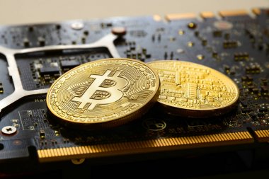 Florence, İtalya - 16 Mart 2018: Cryptocurrency fiziksel altın Bitcoin modern Gainward NVIDIA Geforce Gtx 670 hayalet oyun grafik kartı üzerinde. Madencilik ekipmanları.