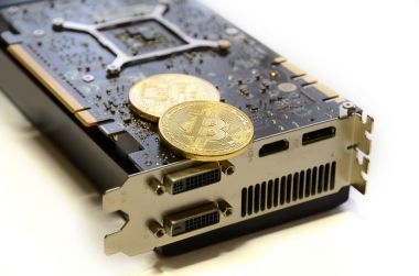 Florence, İtalya - 16 Mart 2018: Cryptocurrency fiziksel altın Bitcoin modern Gainward NVIDIA Geforce Gtx 670 hayalet oyun grafik kartı üzerinde. Madencilik ekipmanları.
