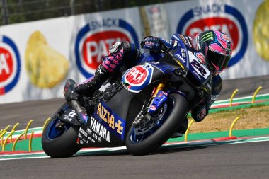 San Marino İtalya - 11 Mayıs 2018: Alex Lowes Gbr Yamaha Yzf R1 Pata Yamaha resmi Worldsbk takımı, eylem üzerinde 11 Mayıs 2018 Imola Circuit, İtalya Superbike eleme oturumu sırasında.