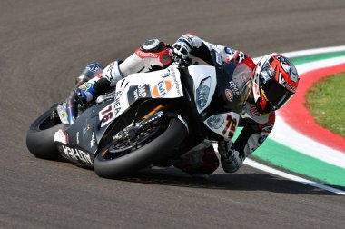 San Marino İtalya - 11 Mayıs 2018: Loris Baz Fra Bmw S 1000 Rr Körfez Althea Bmw Racing Team, eylem üzerinde 11 Mayıs 2018 Imola Circuit, İtalya Superbike eleme oturumu sırasında.