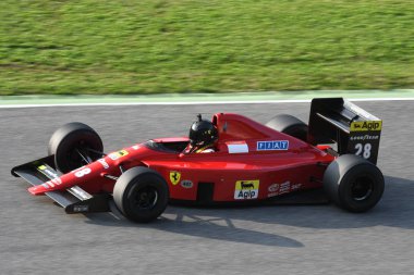 Mugello Pisti, 25 Ekim 2019: 1989 tarihli F1 Ferrari F189 Ferrari F189 eski Gerhard Berger - Nigel Mansell İtalya 'daki Mugello Pisti Finali Mondiali Ferrari 2019 sırasında görev başında.