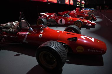 Mugello Pisti, 25 Ekim 2019: Lorenzo Bandini ve Chris Amon 'un Ferrari F1 312 1967 Finali Mondiali Ferrari 2019 tarihinde İtalya' daki Mugello Pisti 'nde sergilenmektedir..