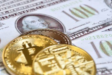 Gümüş Ethereum ve Altın bitcoin yüz dolarlık banknotlar üzerinde. Yakın çekim, makro çekim. seçici odaklama.