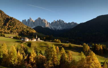 Muhteşem Dolomit Vadisi Funes karakteristik kilise Santa Magdalena köyü ile. South Tyrol, İtalya