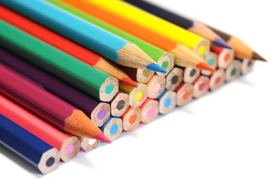 Arka plan olarak renkli kalemler. Kapatın. seçici odak.