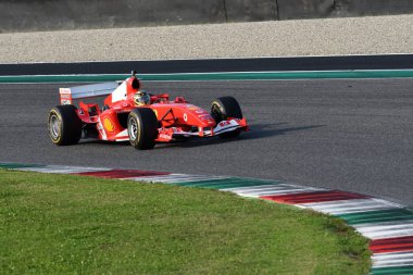 Mugello, It, 25 Ekim 2019: Ferrari F1 modeli F2003 Ga, Finali Mondiali Ferrari 2019 sırasında İtalya 'daki Mugello Pisti' nde faaliyet göstermektedir. İtalya