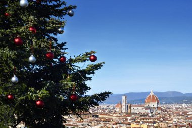 Florence, Aralık 2018. Floransa 'daki Piazzale Michelangelo Meydanı' ndaki Noel Ağacı 'nın arka planında Santa Maria del Fiore Katedrali var. İtalya.