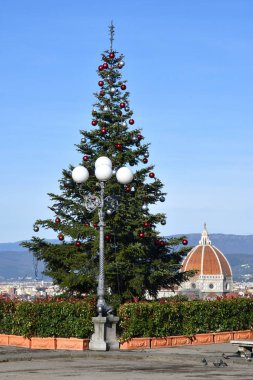 Florence, Aralık 2018. Floransa 'daki Piazzale Michelangelo Meydanı' ndaki Noel Ağacı 'nın arka planında Santa Maria del Fiore Katedrali var. İtalya.