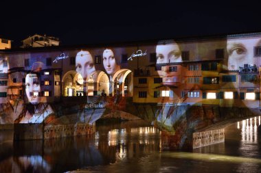 İtalya, Floransa, Aralık 2018: Ünlü Ponte Vecchio fırsatta F-ışık - ışık Festivali ile Leonardo da Vinci başyapıtlarından Noel sezonu boyunca ışıklı bir Floransa.