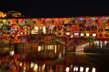 İtalya, Floransa, Aralık 2018: Floransa 'nın Meşhur Eski Köprüsü (Ponte Vecchio), 2018 Noel sezonunda F-Light, Işıklar Festivali' nde aydınlatıldı. İtalya