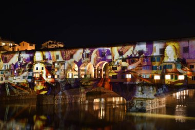 İtalya, Floransa, Aralık 2018: Floransa 'nın Meşhur Eski Köprüsü (Ponte Vecchio), 2018 Noel sezonunda F-Light, Işıklar Festivali' nde aydınlatıldı. İtalya