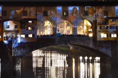 İtalya, Floransa, Aralık 2018: Floransa 'nın Meşhur Eski Köprüsü (Ponte Vecchio), 2018 Noel sezonunda F-Light, Işıklar Festivali' nde aydınlatıldı. İtalya