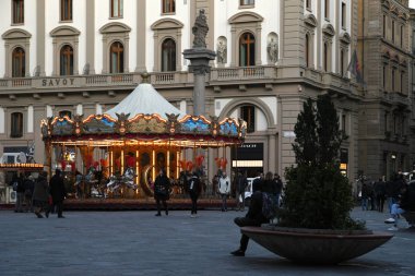 Floransa, Aralık 2019: Floransa 'da Noel, Eski Atlıkarınca' yla Piazza della 'da Dekorasyon ve Süsler. İtalya.