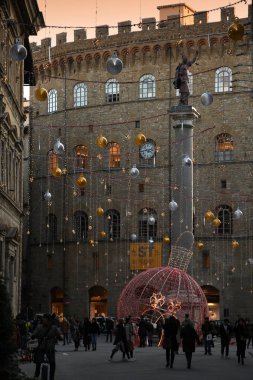 Floransa, Aralık 2019: Noel tatilinden önce Floransa Şehir Merkezi 'nin Tornabuoni caddesindeki Noel süsleri. İtalya