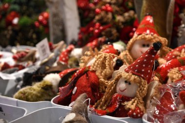 Florence, Aralık 2019: Florence City 'nin merkezindeki Santa Croce Meydanı' nda Noel süsleri. İtalya