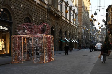 Floransa, Aralık 2019: Noel tatilinden önce Floransa Şehir Merkezi 'nin Tornabuoni caddesindeki Noel süsleri. İtalya
