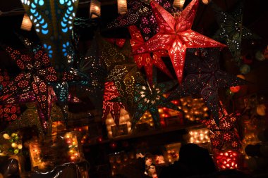 Florence, Aralık 2019: Florence City 'nin merkezindeki Santa Croce Meydanı' nda Noel süsleri. İtalya