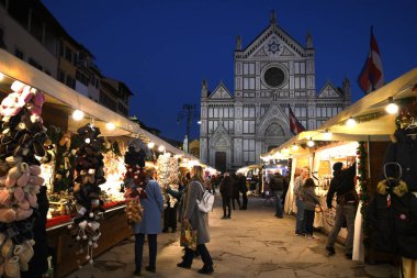 Florence, Aralık 2019: Arka planında Bazilika olan Santa Croce Meydanı 'ndaki ünlü Noel Pazarı. Floransa, İtalya.