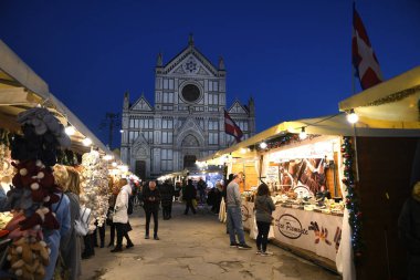 Florence, Aralık 2019: Arka planında Bazilika olan Santa Croce Meydanı 'ndaki ünlü Noel Pazarı. Floransa, İtalya.